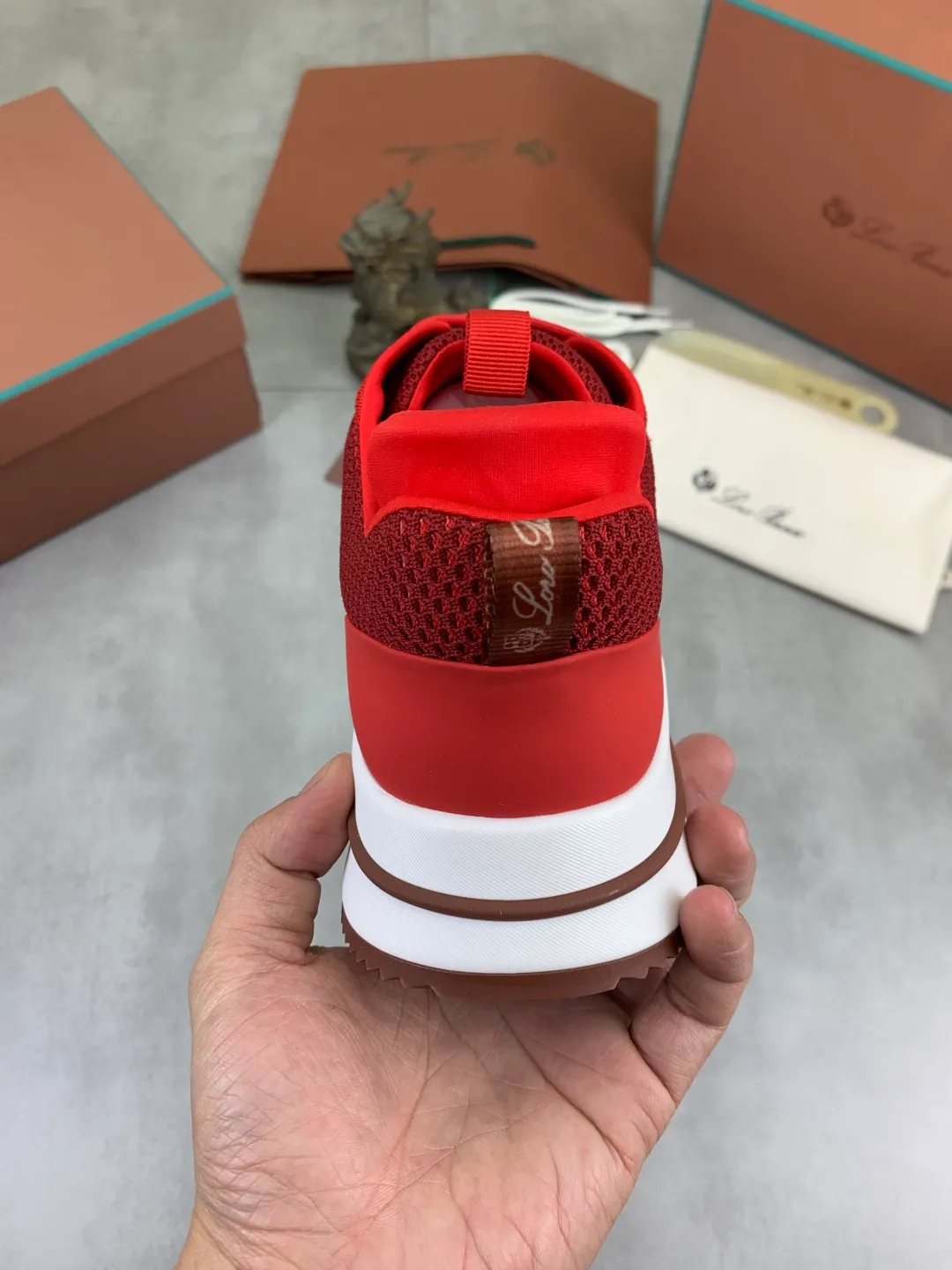 Men's men's shoes 💰P542 New style 💰High quality The latest casual shoes Loro Piana 💯Top grade💯Buy the original copy💯 Founded the existing Loro Piana company on April 24, 1924. The family has been operating for the sixth generation, providing top quality products to customers who are discerning in taste and quality. Imported original fly woven fabrics with cowhide fabric, plain calfskin lining, hand-stitched threads with cowhide feet, original packaging, high-end outsole, size: 38-46, multiple colors available, complete package